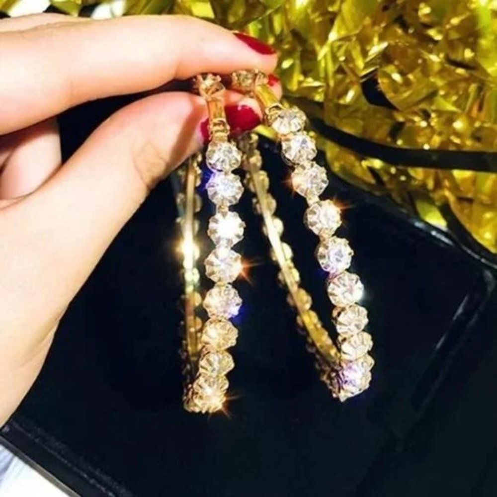 NEW 18K YELLOW GOLD DIAMOND HOOP EARRINGS, BEAUTIFUL EARRINGS, CUTE EARRINGS.